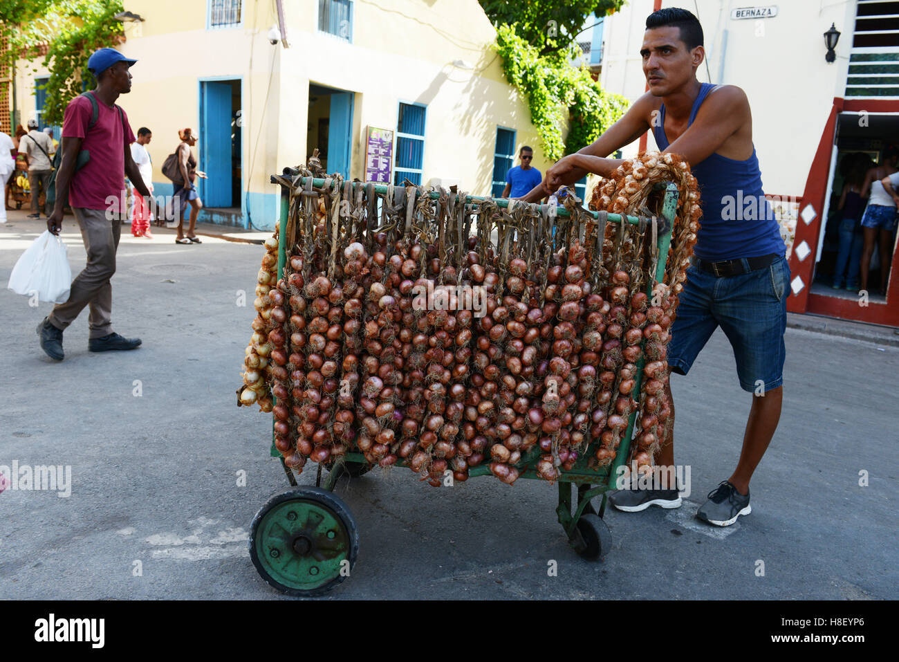 Una cipolla mobile roaming vendor Vecchia Havana, Cuba. Foto Stock