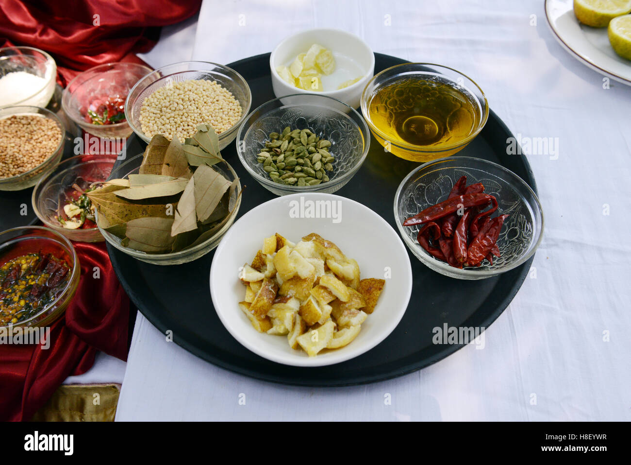 Decapati cedri e altre spezie per essere utilizzati per vari sud piatti indiani. Foto Stock