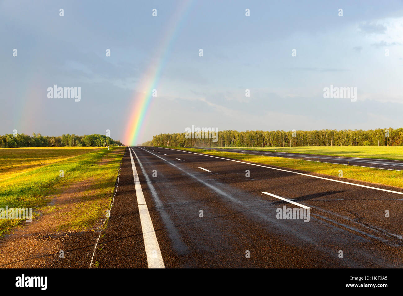 Rainbow su strada Foto Stock