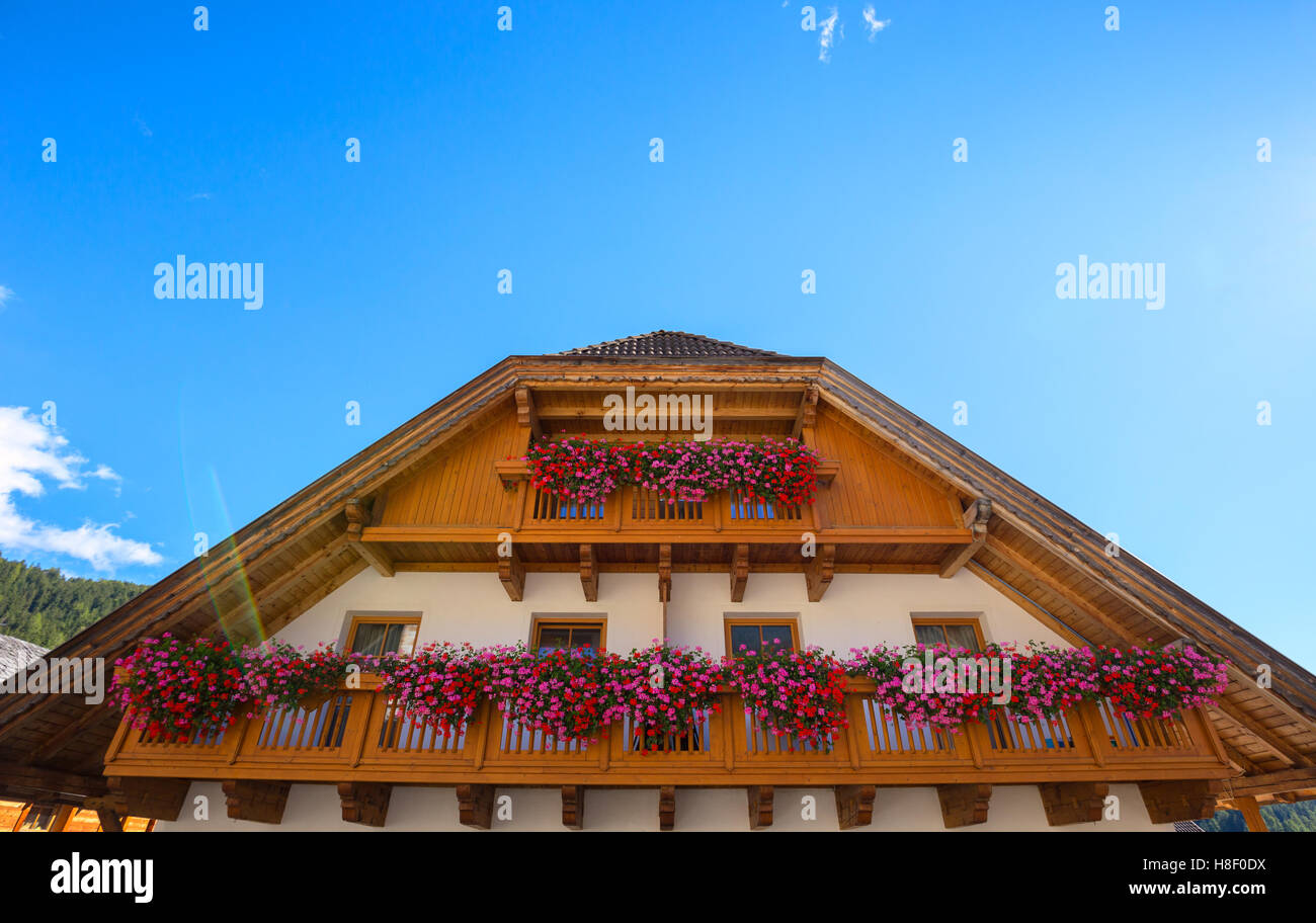 In legno tipico balcone in Sudtirol,Italia Foto Stock