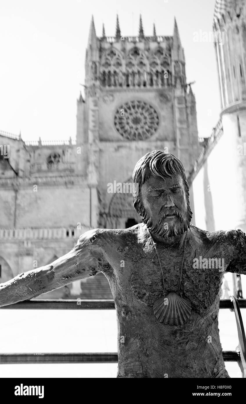 Foto in bianco e nero di bronzo seduta Pellegrino di Teodoro Antonio Ruiz seduta su una panchina di fronte alla Cattedrale di Santa Maria a Burgos, Spagna. Foto Stock