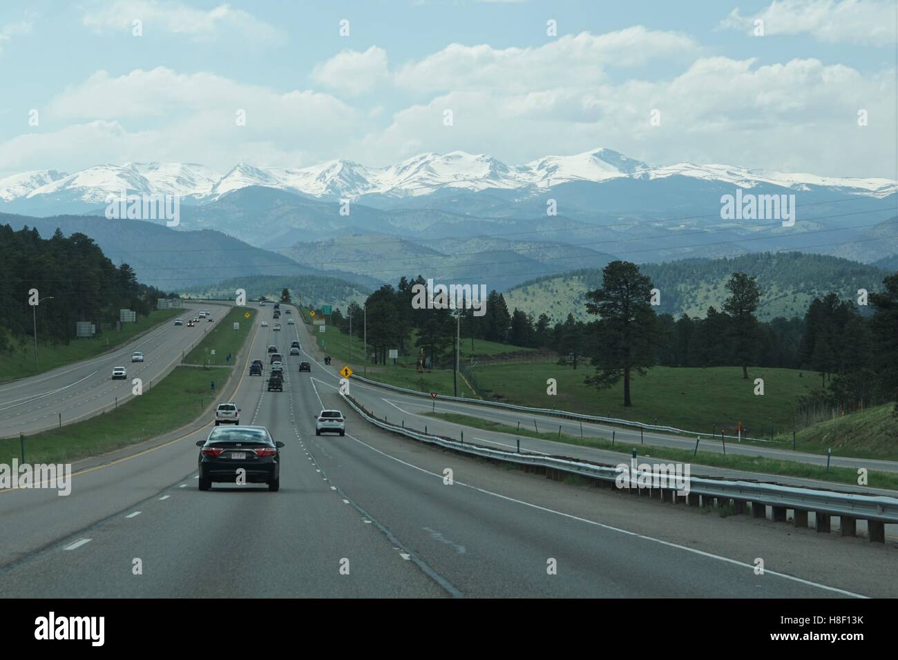 La guida su autostrada, Montagne Rocciose della distanza Foto Stock