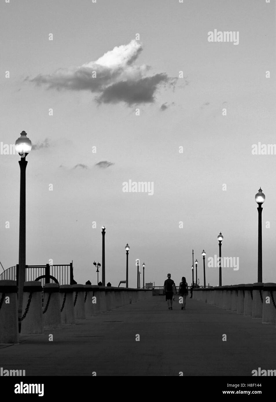 Giovane tramonto camminando sul molo del porto di Chicago / Harbour in bianco e nero Foto Stock