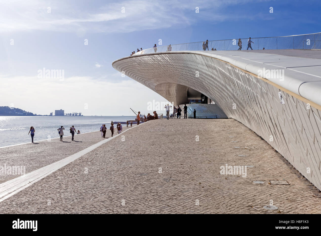 Ingresso del MAAT - Museo di arte, architettura e tecnologia. Progettata dall'architetto britannico Amanda Levete. Lisbona. Foto Stock