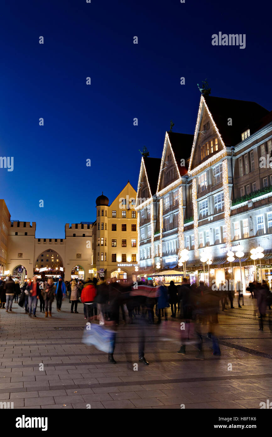 Strada di Natale decorazioni, Oberpollinger edificio, Neuhauser strasse, Monaco di Baviera, Baviera, Germania, Europa. Foto Stock