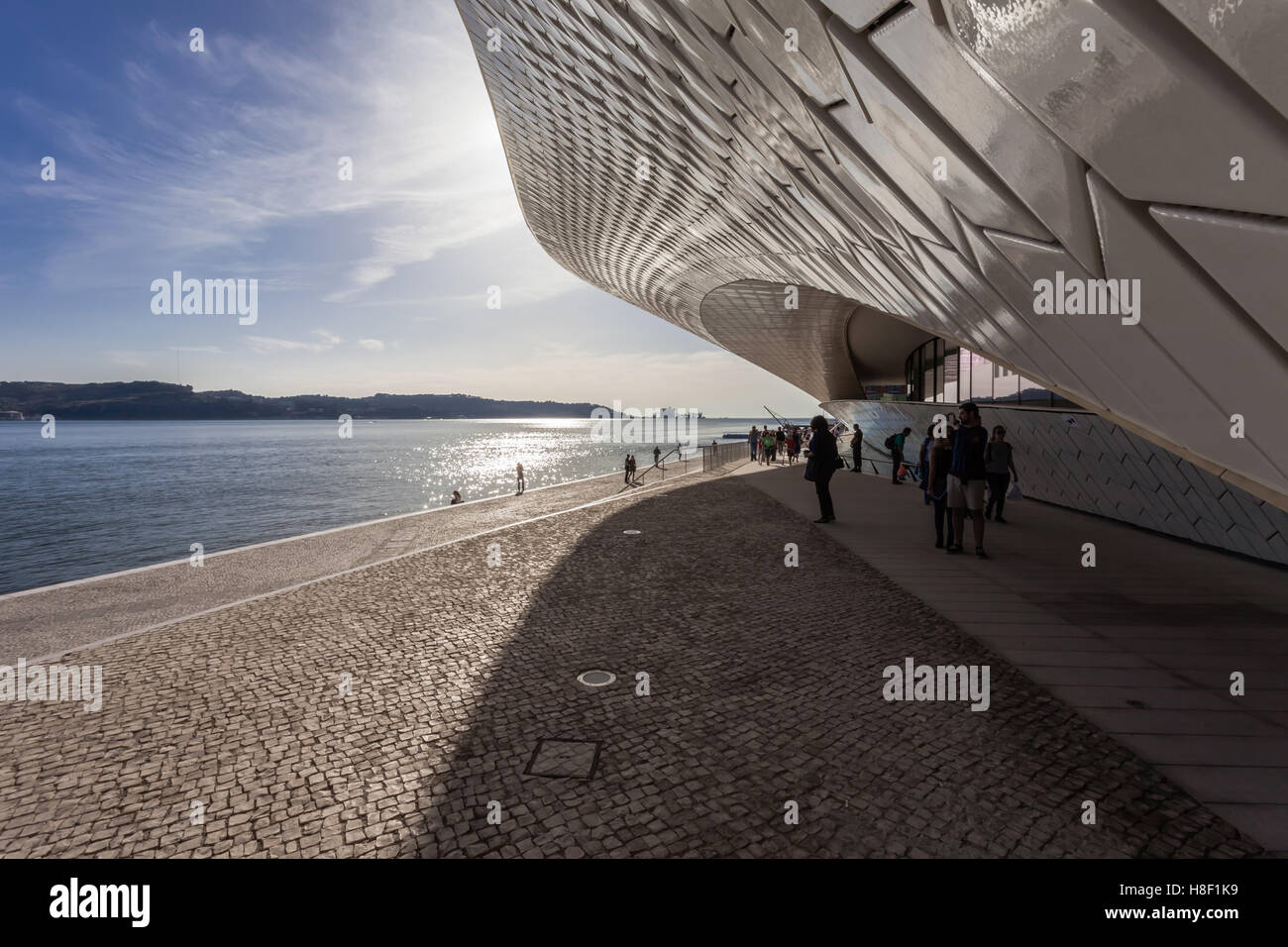 Ingresso del MAAT - Museo di arte, architettura e tecnologia. Progettata dall'architetto britannico Amanda Levete. Lisbona. Foto Stock