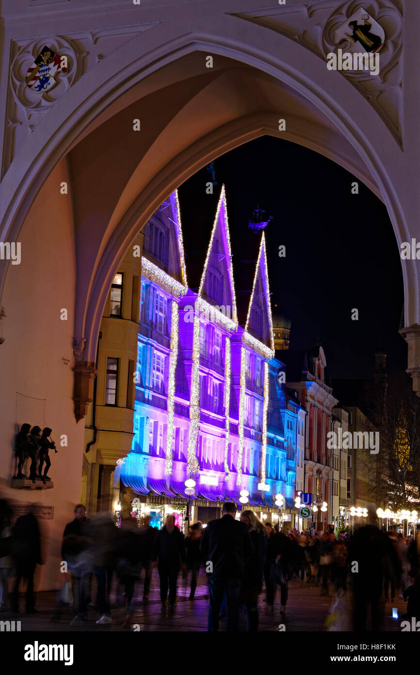 Strada di Natale decorazioni, Oberpollinger edificio, Neuhauser strasse, Monaco di Baviera, Baviera, Germania, Europa. Foto Stock