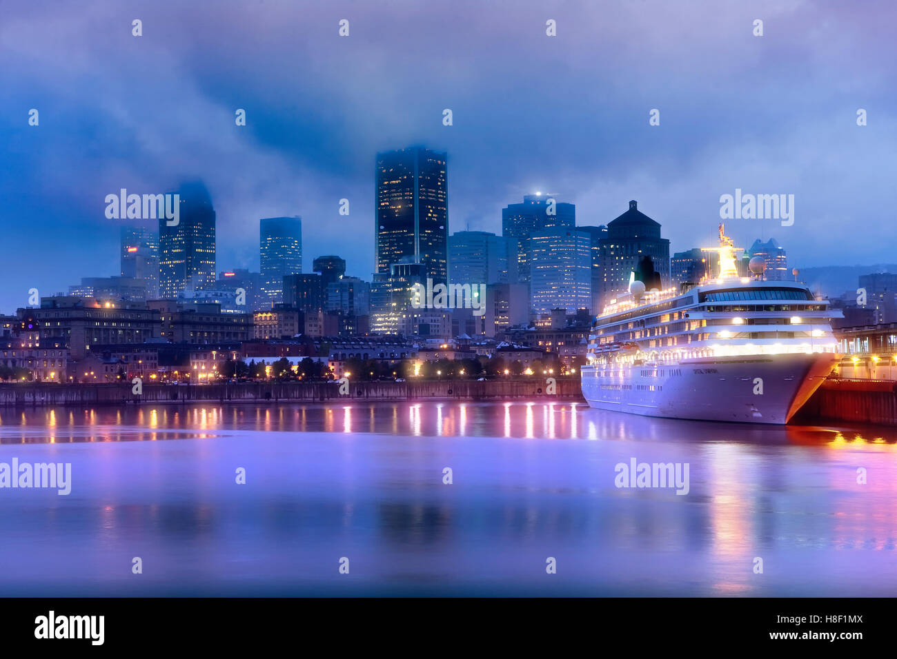 Vecchio Porto di Montreal durante la notte, Canada Foto Stock