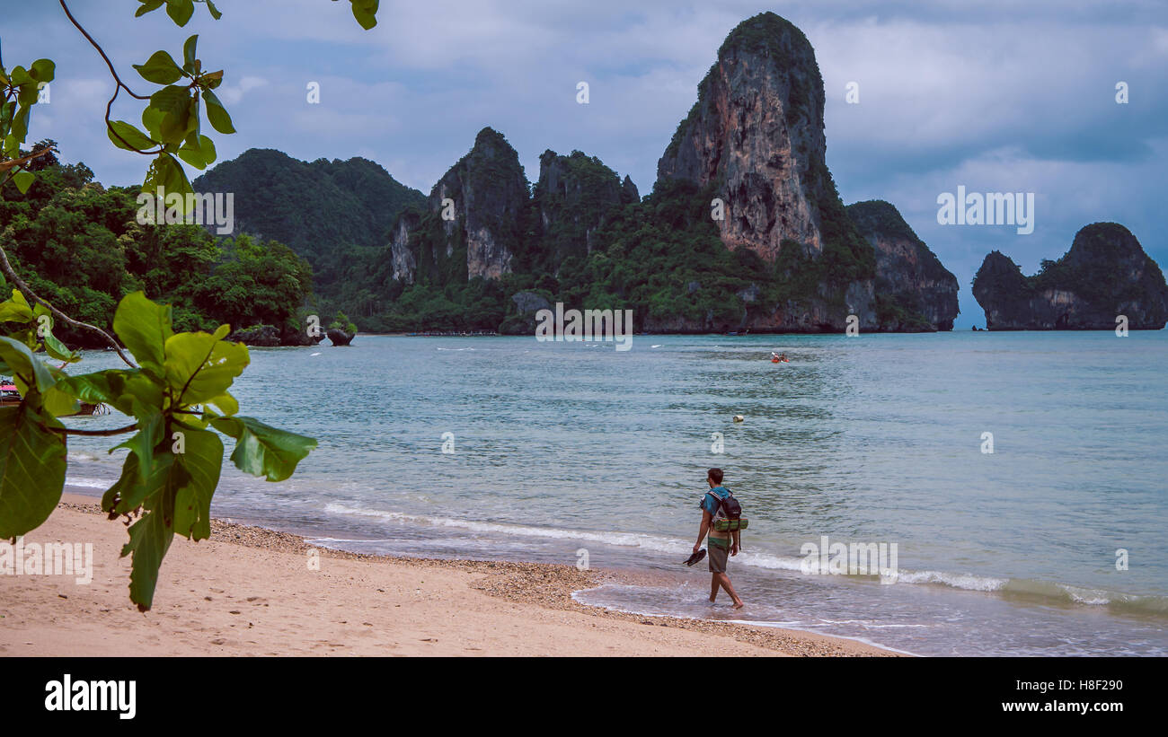 Viaggiatori solitari su Railay Beach a Krabi Thailandia. Asia Foto Stock