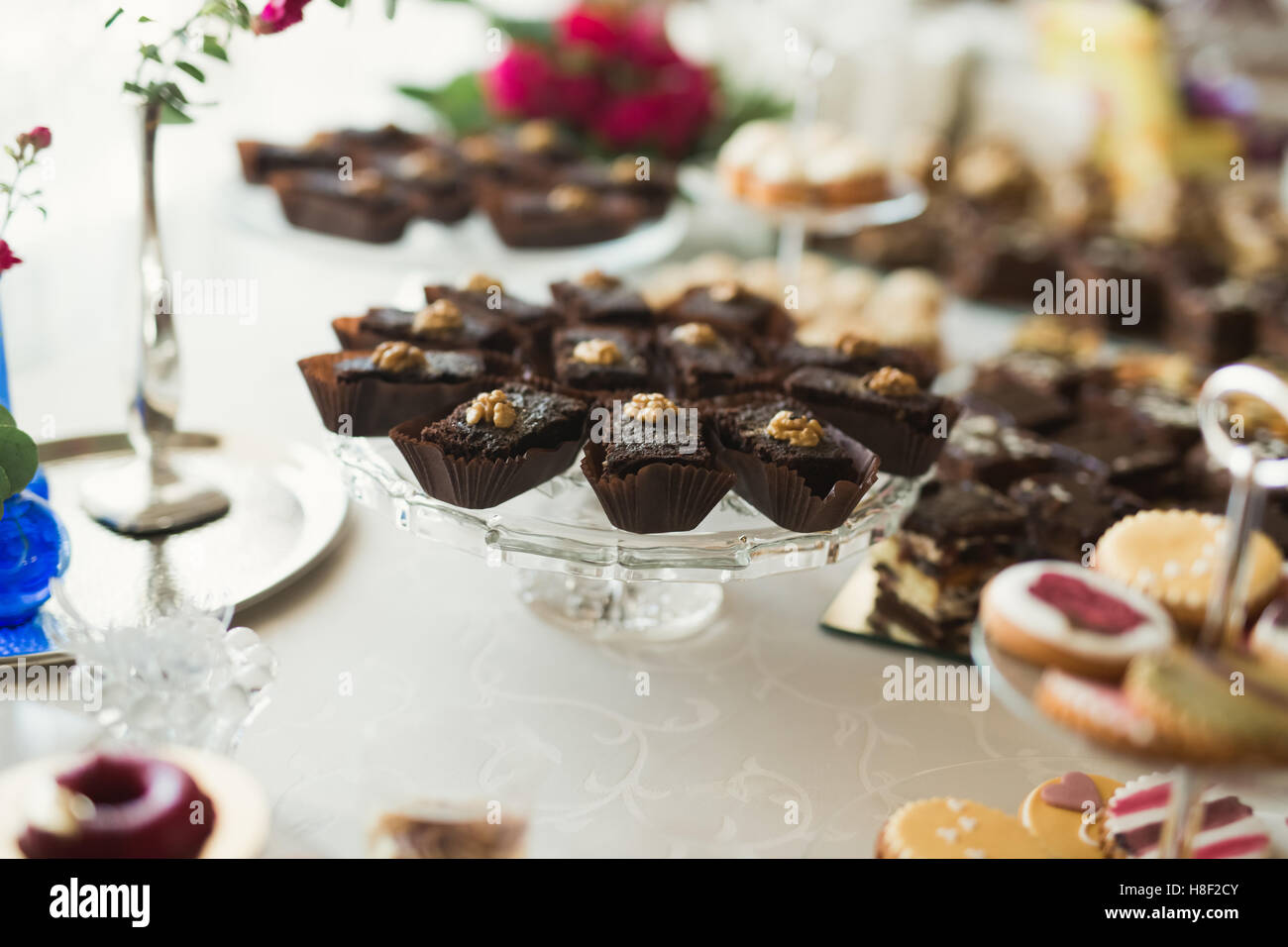A buffet con una varietà di dolci deliziosi, cibo idee, celebrazione Foto Stock