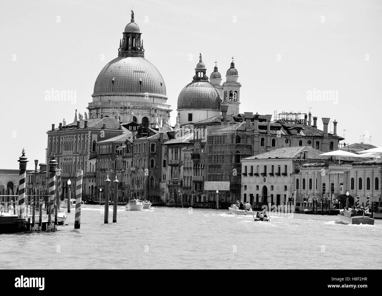 Questa città ha bisogno di nessun colore per mostrare quanto brillante è veramente. Foto Stock