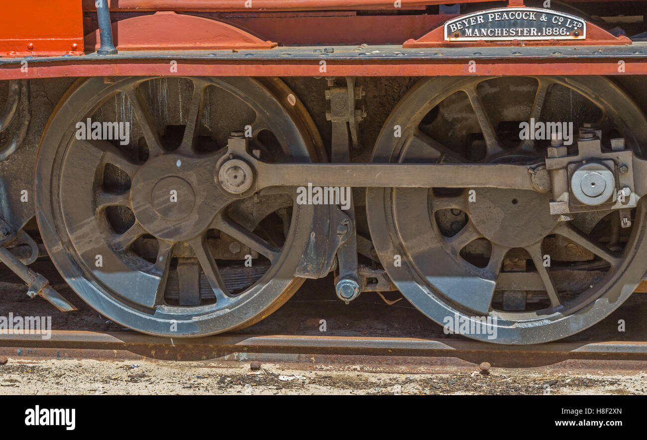 Dettaglio delle ruote di un rosso locomotiva a vapore costruita dalla Beyer Peacock & Co di Manchester nel 1886. Foto Stock