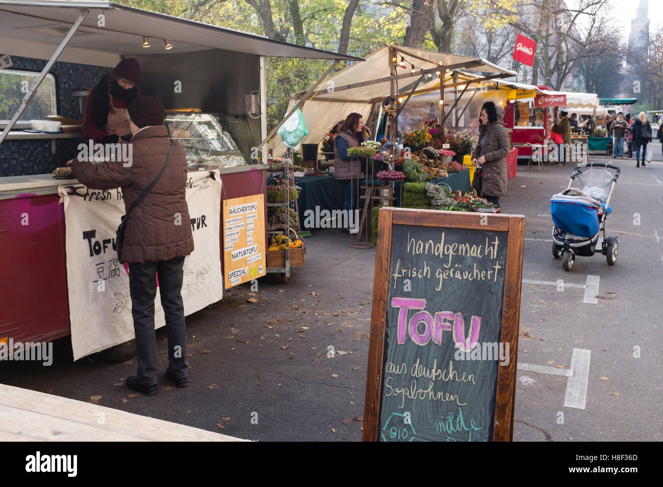 Vista settimanale, Eko-Markt o Eco-Market, a Kollwitzplatz gentrified in Prenzlauer Berg quartiere di Berlino , Germania Foto Stock