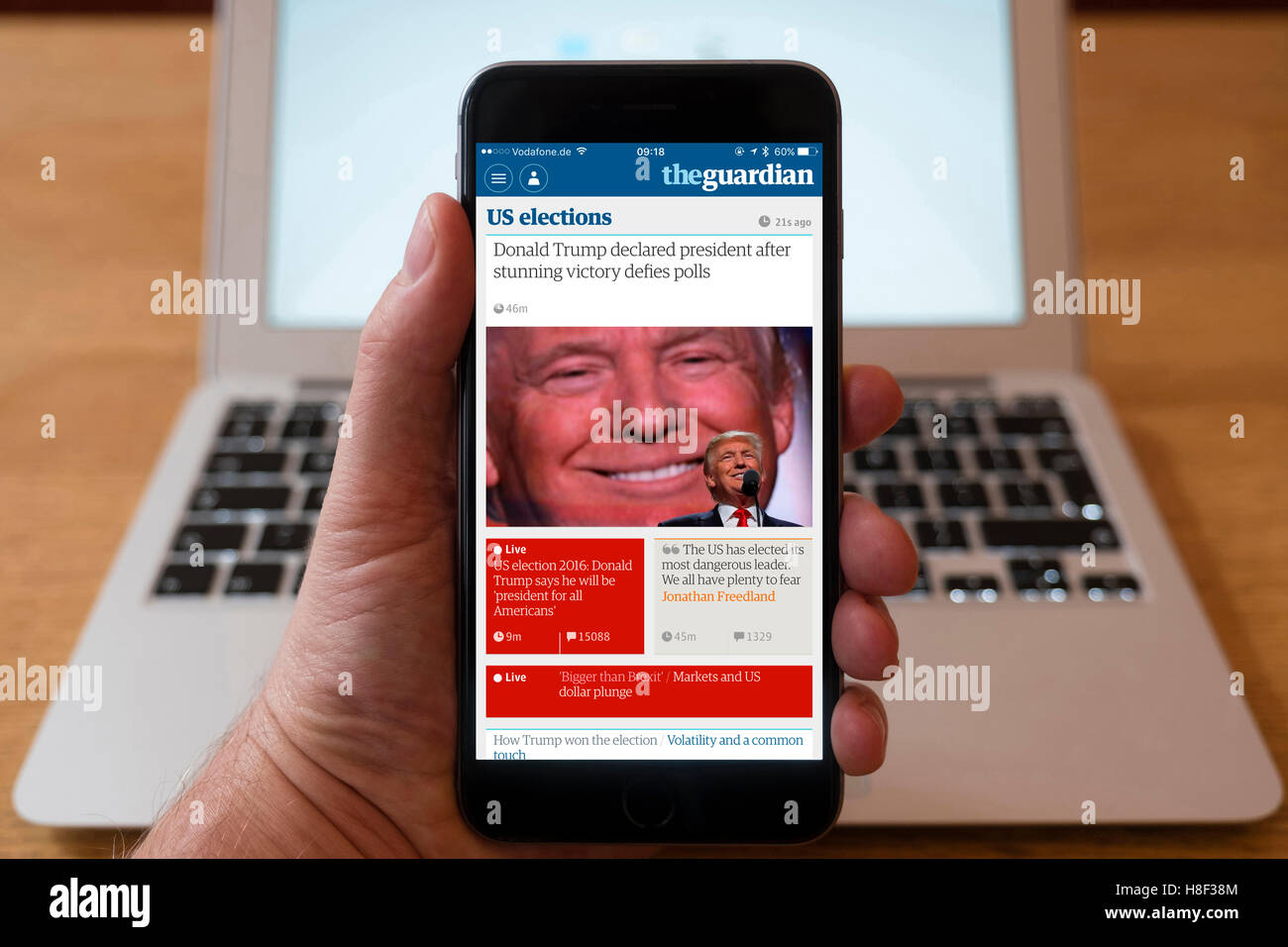Dettaglio di iPhone smart phone che mostra online giornale mobile front page headline del Guardian seguenti Donald Trump's vic Foto Stock