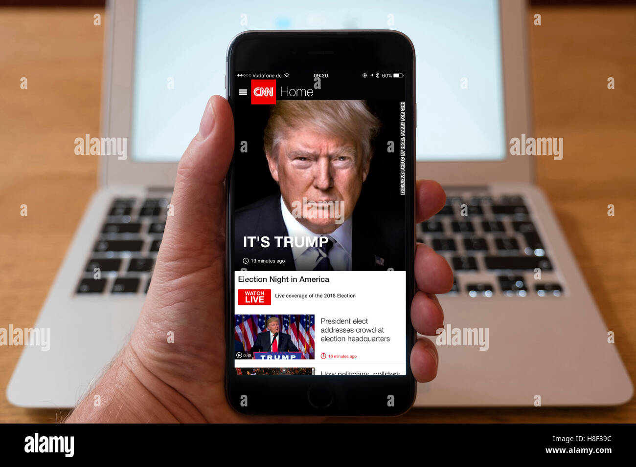 Dettaglio di iPhone smart phone che mostra online giornale mobile front page headline dalla CNN seguenti Donald Trump la vittoria nella 2 Foto Stock Dettaglio di iPhone smart phone che mostra online giornale mobile front page headline dalla CNN seguenti Donald Trump la vittoria nella 2 Foto Stock