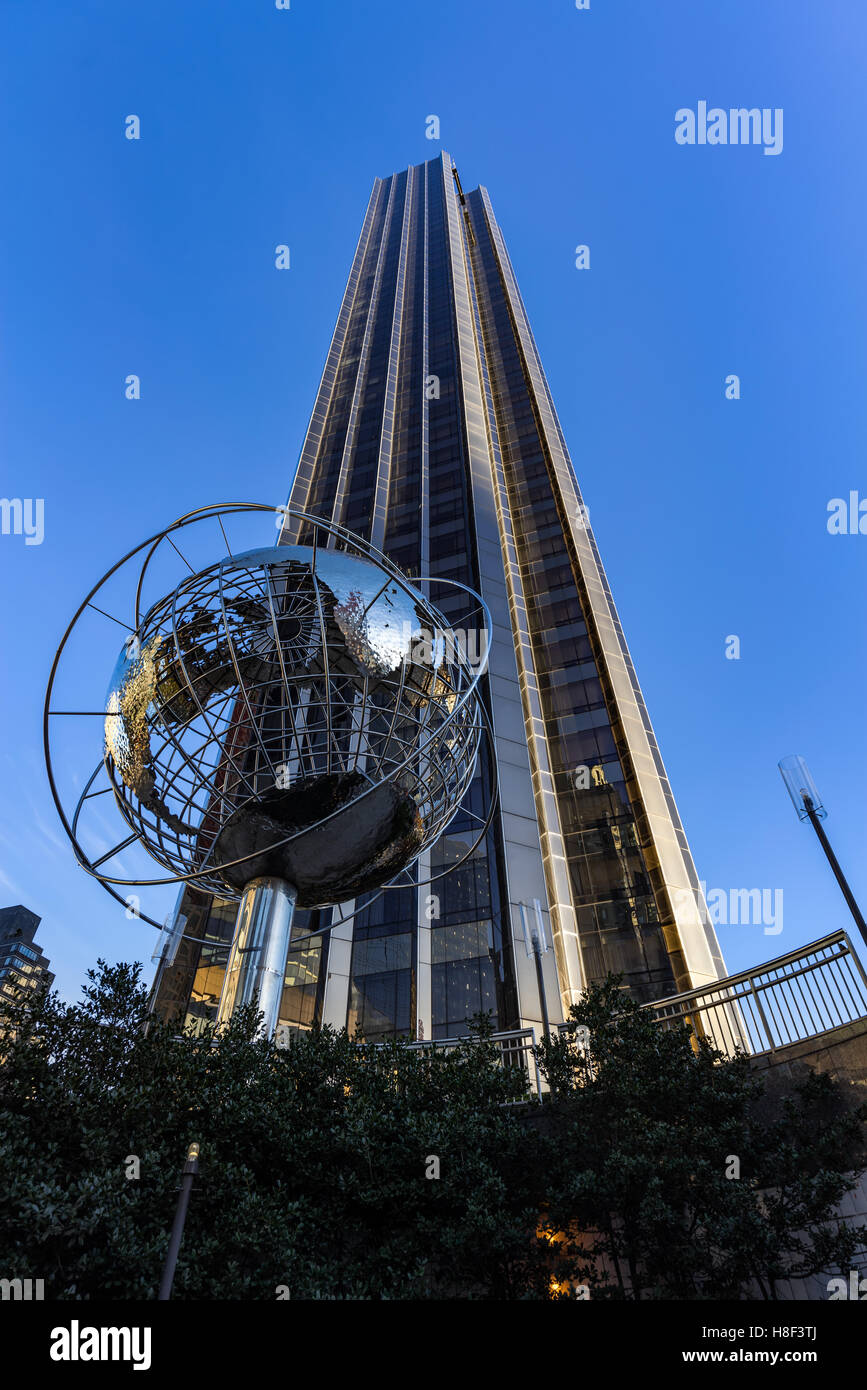 Trump International Hotel and Tower grattacielo con globo di metallo scultura. Midtown Manhattan, New York City Foto Stock