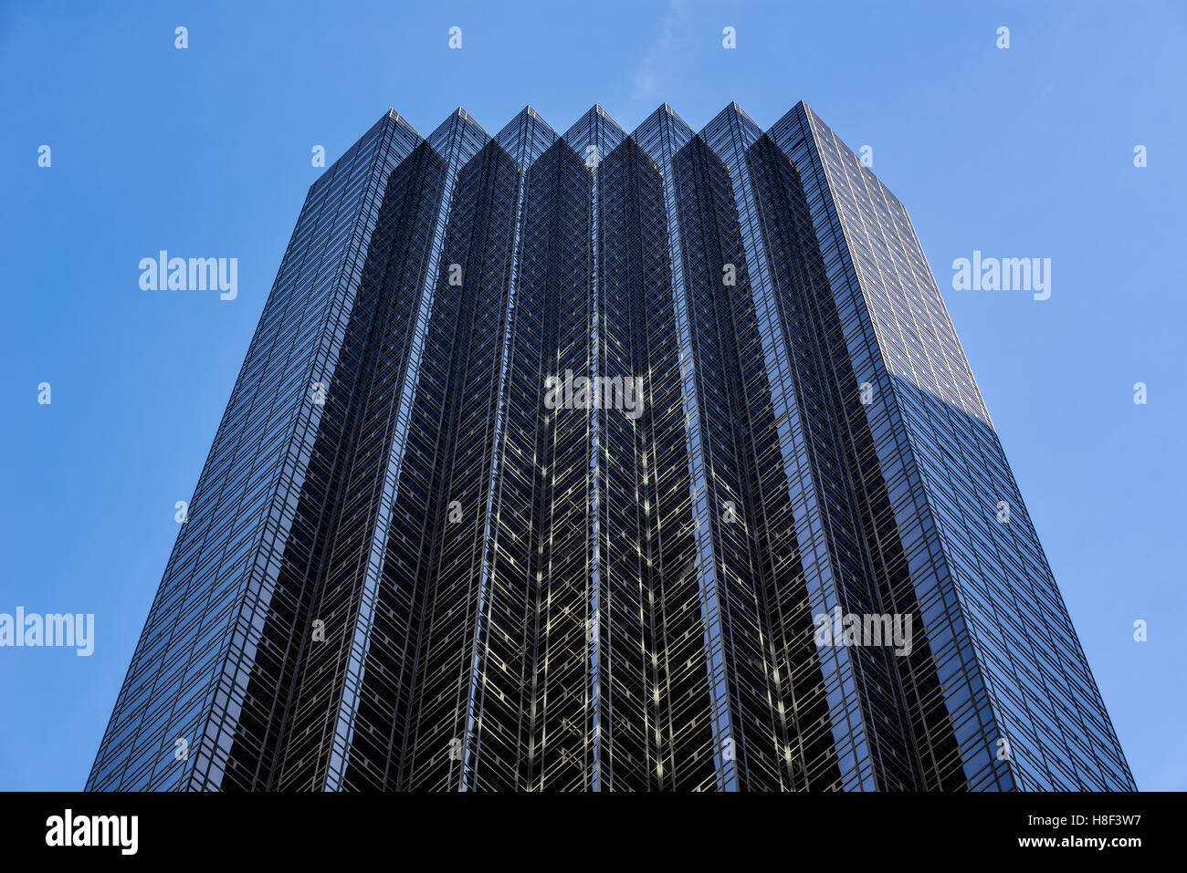 La facciata della Trump Tower grattacielo con finestre di vetro e cielo blu. Midtown Manhattan, a New York City Foto Stock