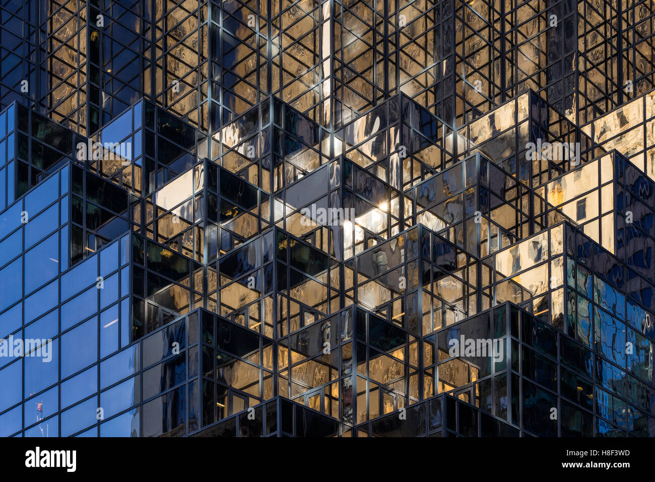 Dettagli architettonici della facciata di Trump Tower con finestre di vetro e terrazze. Midtown Manhattan, a New York City Foto Stock