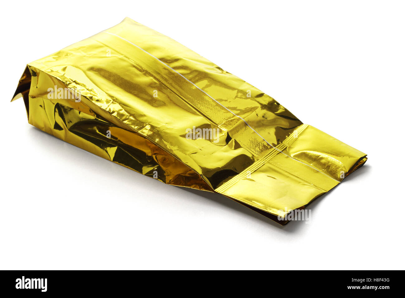 Giallo oro custodia in alluminio giacente su sfondo bianco Foto Stock