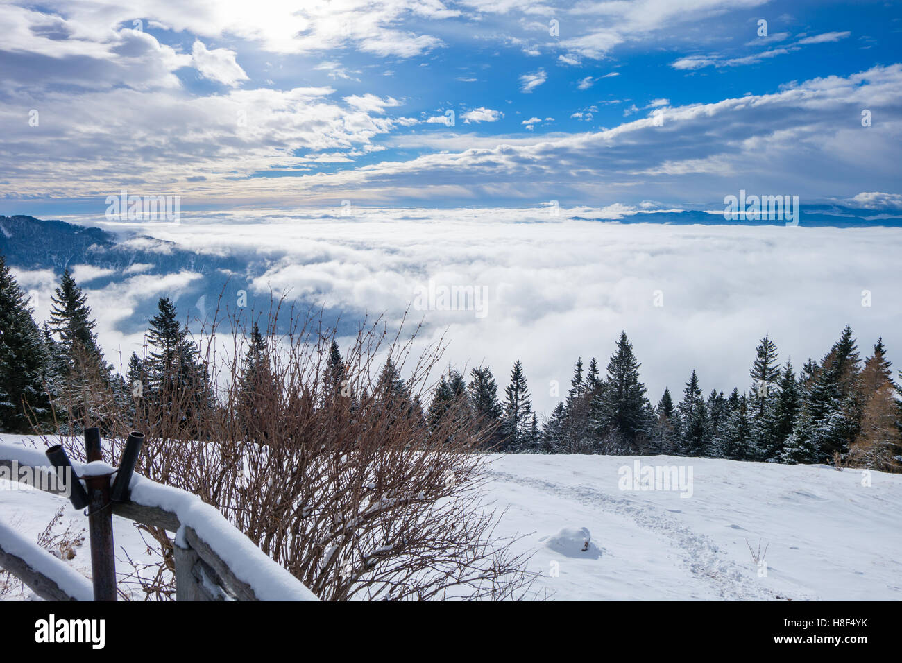 Vista dalla montagna di nuvole al di sopra e al di sotto di Foto Stock