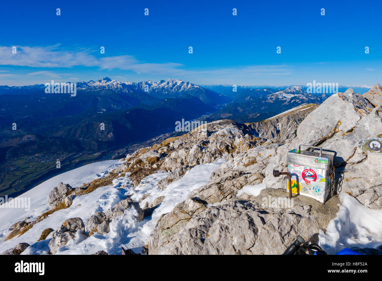 Vertice di montagna con il giornale di bordo di caso Foto Stock