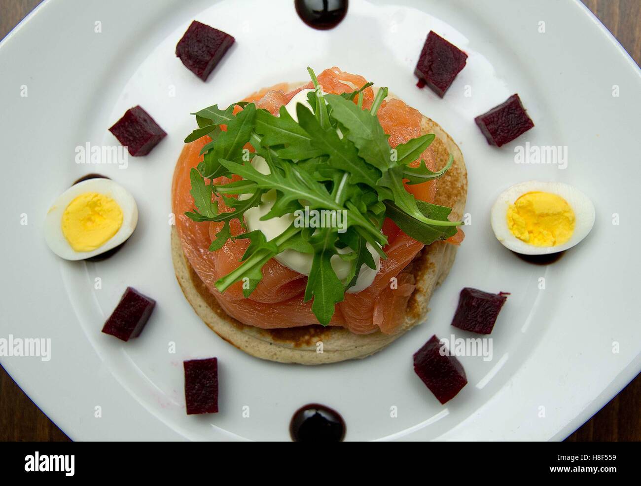 Salmone affumicato con uovo in camicia su un tostato muffin inglese. un Regno Unito prima colazione pranzo snack pasto cibo Foto Stock