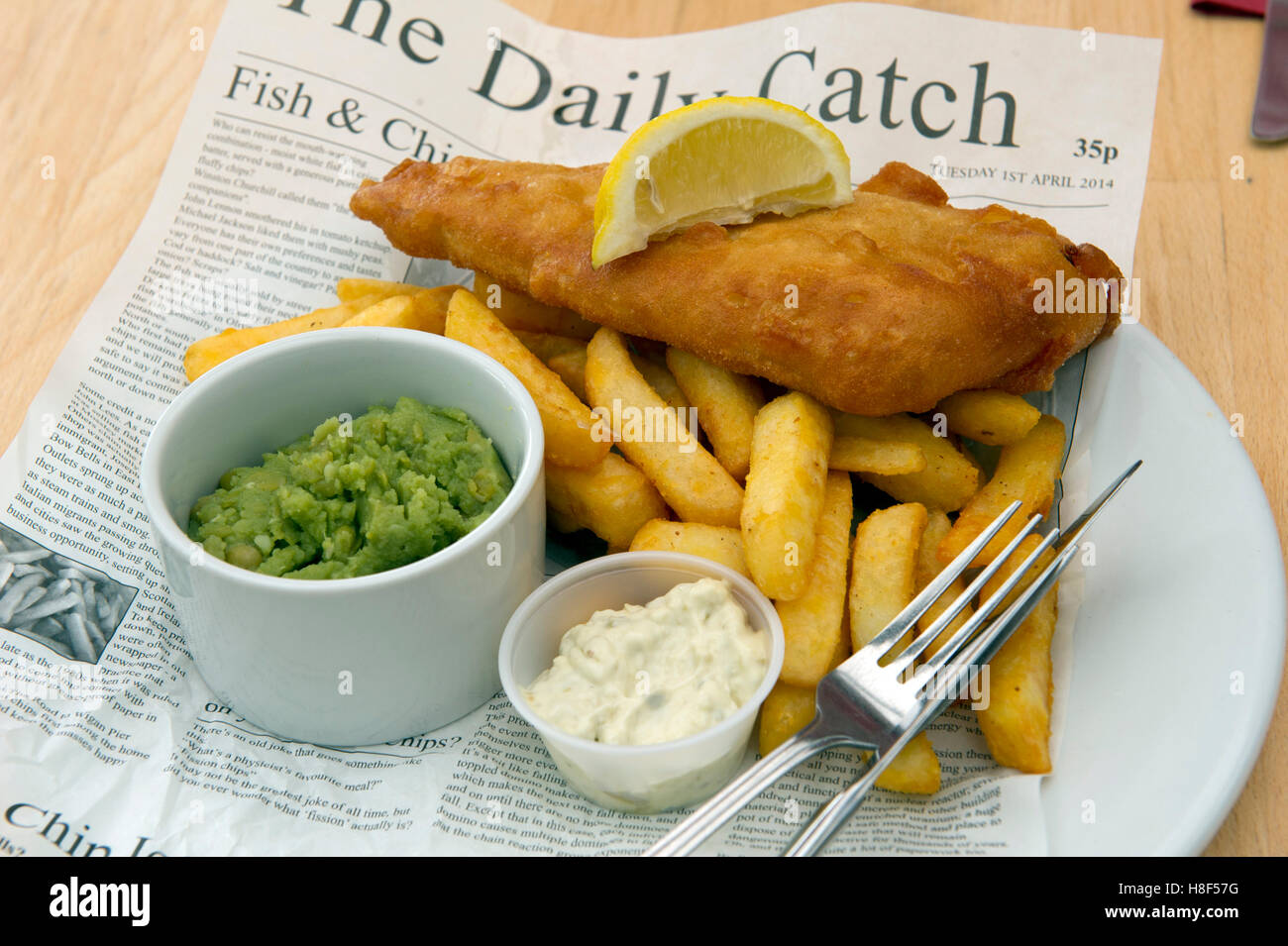 Tradizionale britannica fish & chips, servita in un giornale. Un REGNO UNITO Foto Stock