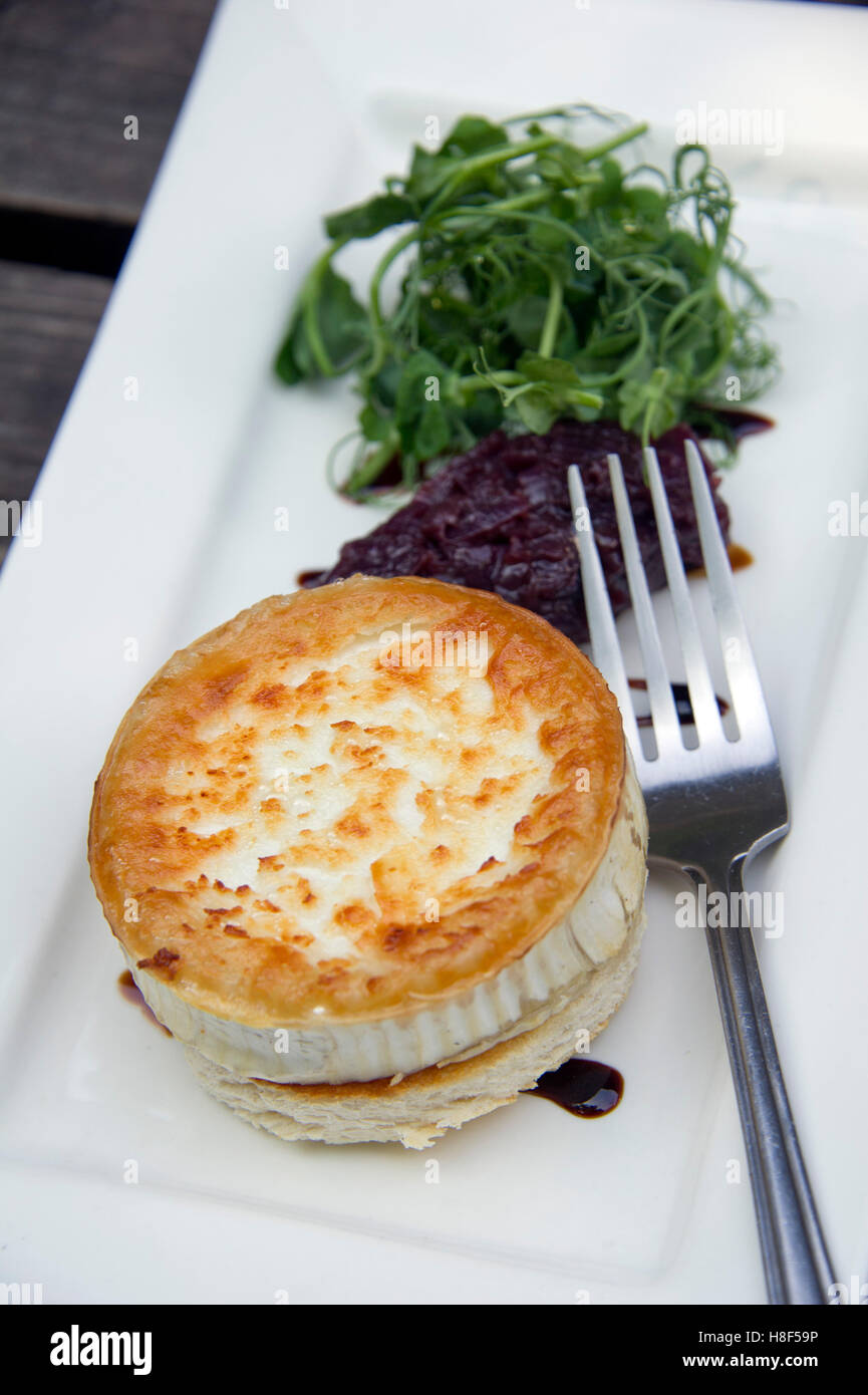 Cotta formaggio Camembert, servita con pane di solito come un motorino di avviamento o un pasto leggero. Un REGNO UNITO Foto Stock