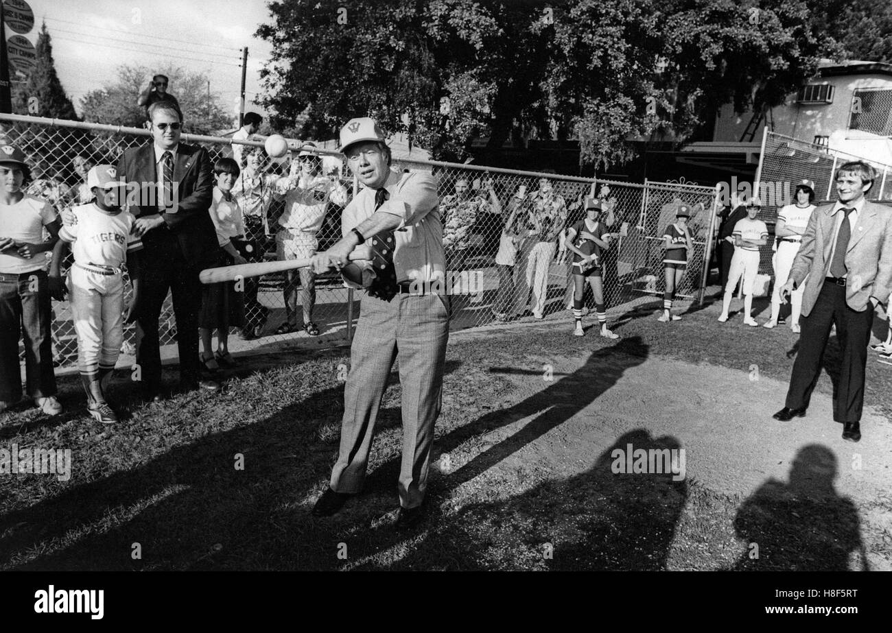 Il presidente Jimmy Carter gioca a baseball con gli studenti della scuola elementare in un Glynn County, Georgia scuola. Del presidente per il giro della Papamobile ha superato la scuola lungo il tragitto per l'aeroporto Carter quando ordinato si è fermato in modo che egli possa incontrare con gli studenti e giocare a palla. Carter premere il Segretario Jody Powell sorge in sportcoat a destra. Foto Stock