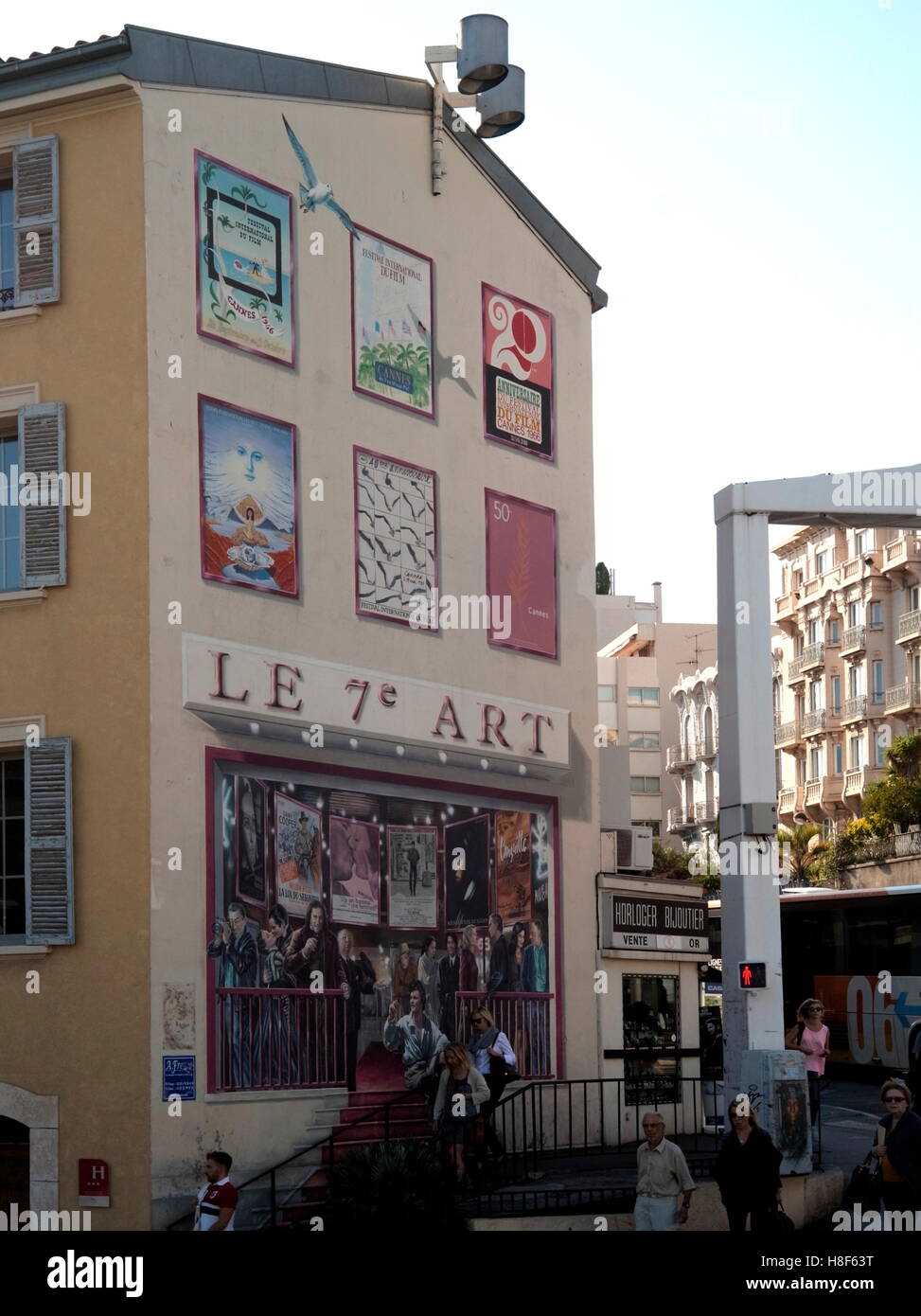 AJAXNETPHOTO. 2016. CANNES, Francia. - COTE D'AZUR TROMP L'OEIL - facciata di un edificio in centro città dipinta con manifesti al festival del cinema di Cannes a partire dal 1946. Foto:JONATHAN EASTLAND/AJAX REF:GX160710 6384 Foto Stock
