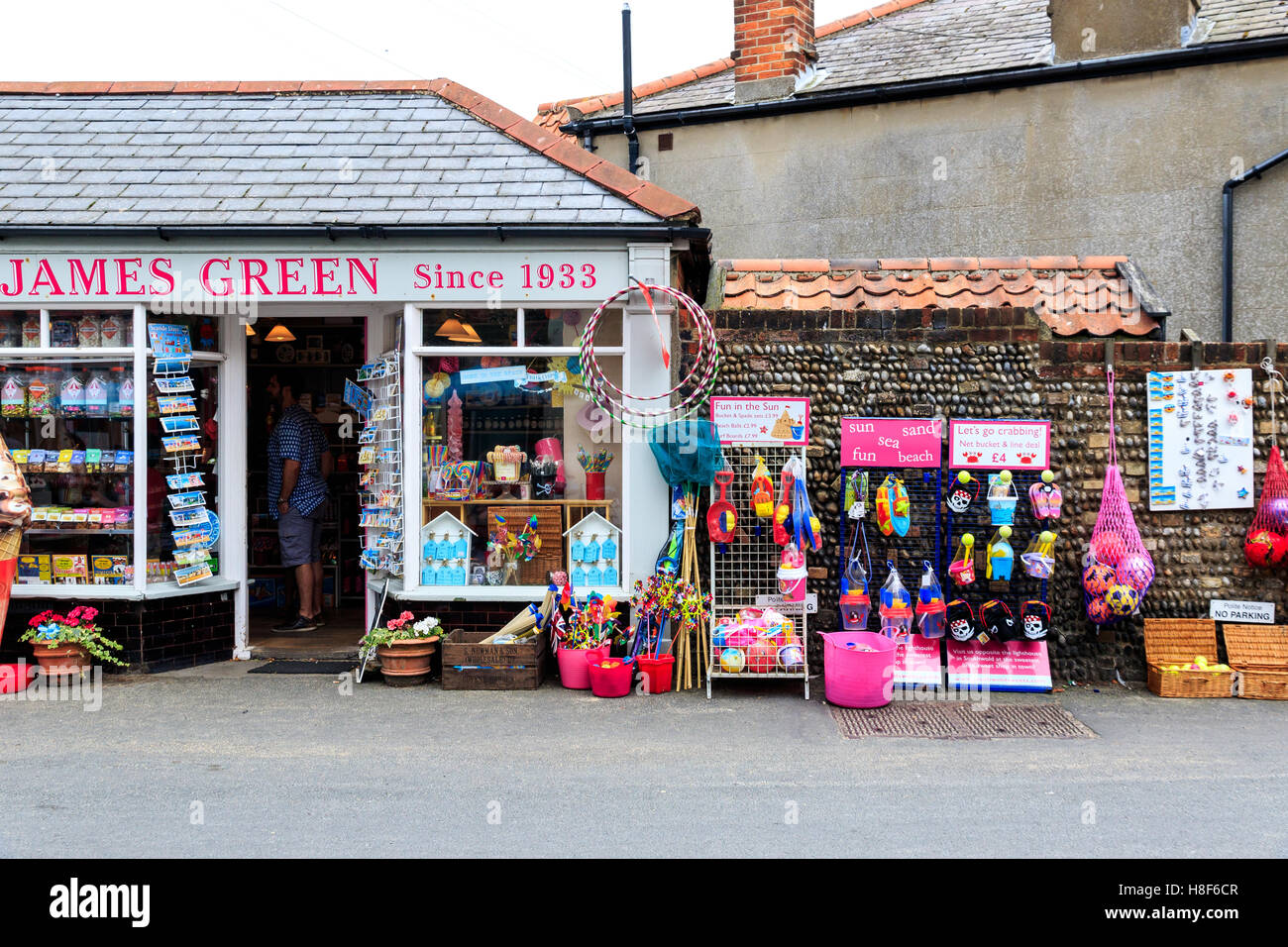 Southwold, Regno Unito - 14 agosto 2016 - Locale negozio di dolci, spiaggia beni e giocattoli Foto Stock