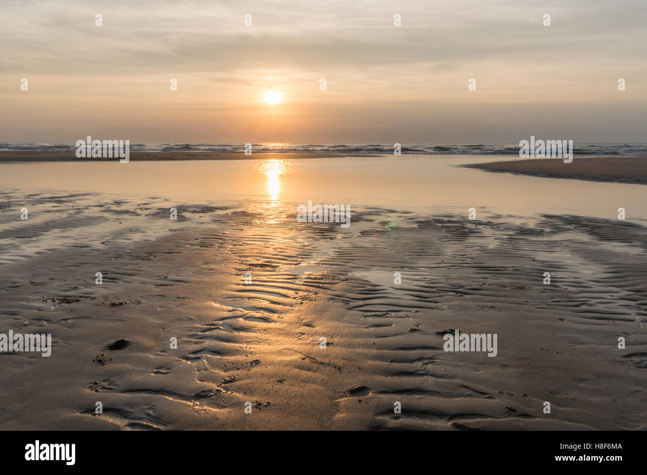 Argento tramonto al mare del Nord spiaggia di Egmond aan Zee, Paesi Bassi, North Holland, HDR Foto Stock