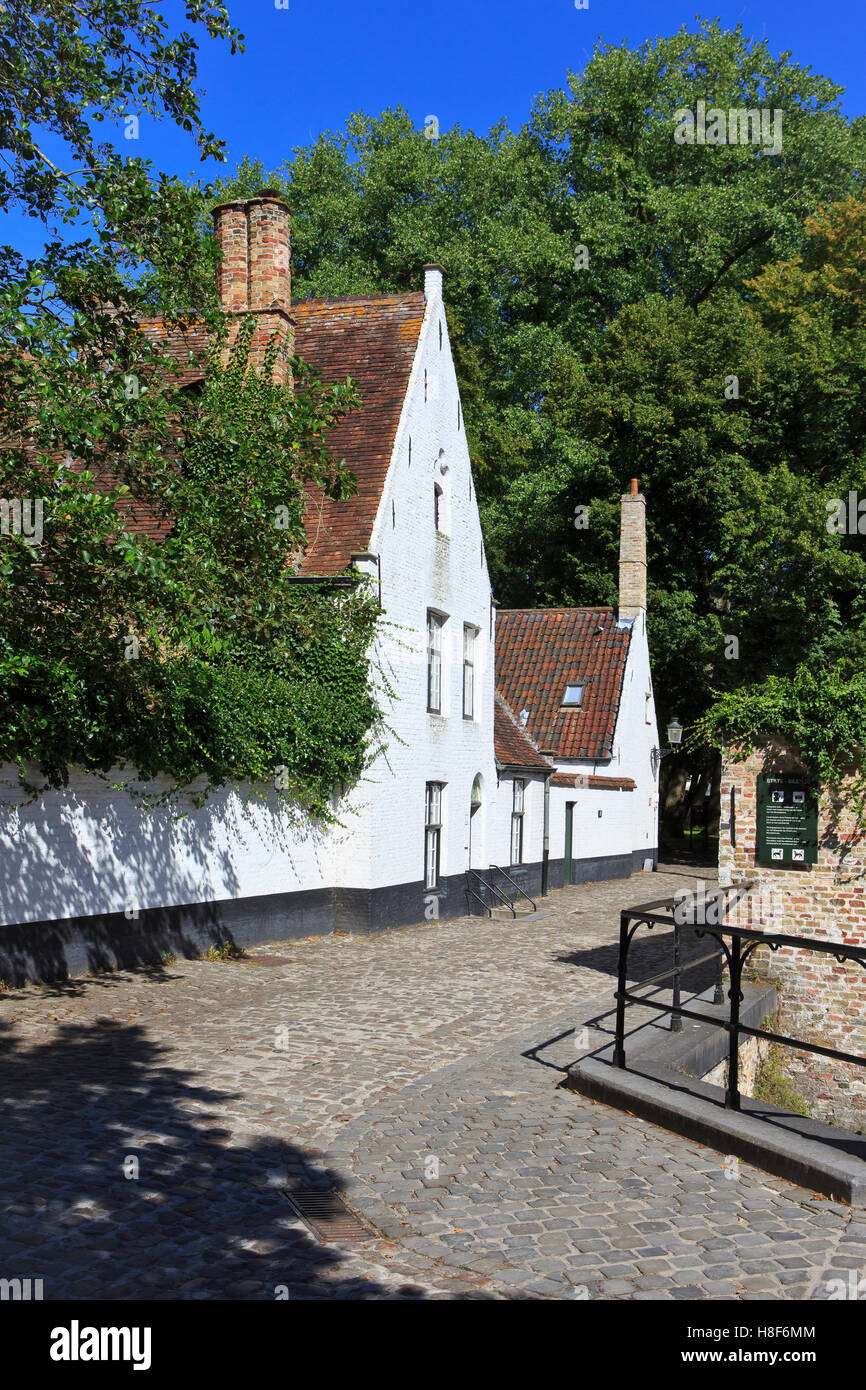 Case tradizionali a principesca Beguinage dieci Wijngaerde (1245) a Bruges, Belgio Foto Stock