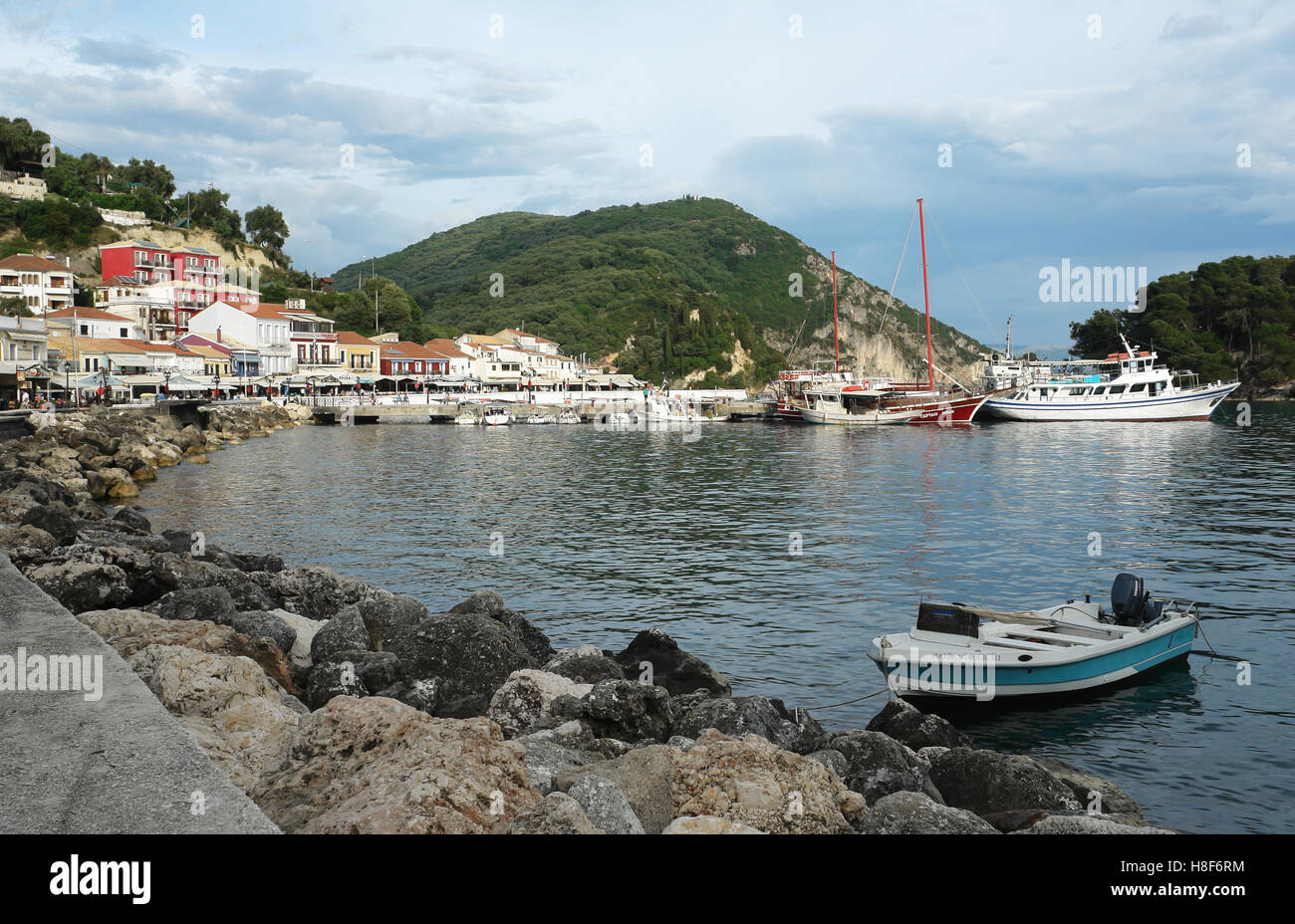 Parga, Grecia, 09 Maggio 2013: Paesaggio con barca nella baia di Parga città sulla costa del Mar Ionio, Grecia. Foto Stock