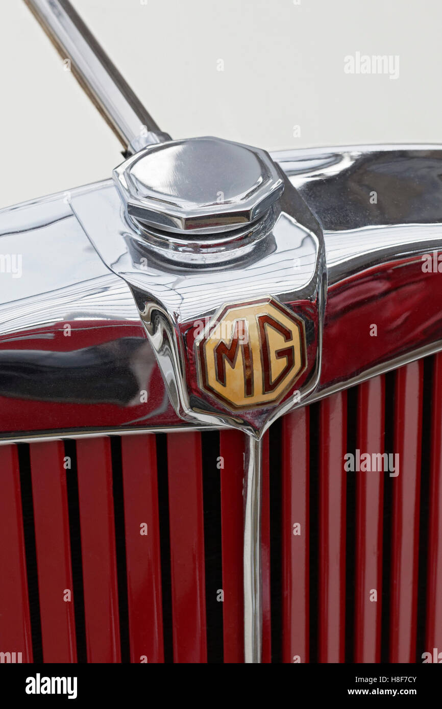 MG emblema sulla griglia del radiatore di un modello 1953 MG TD, British auto d'epoca Foto Stock