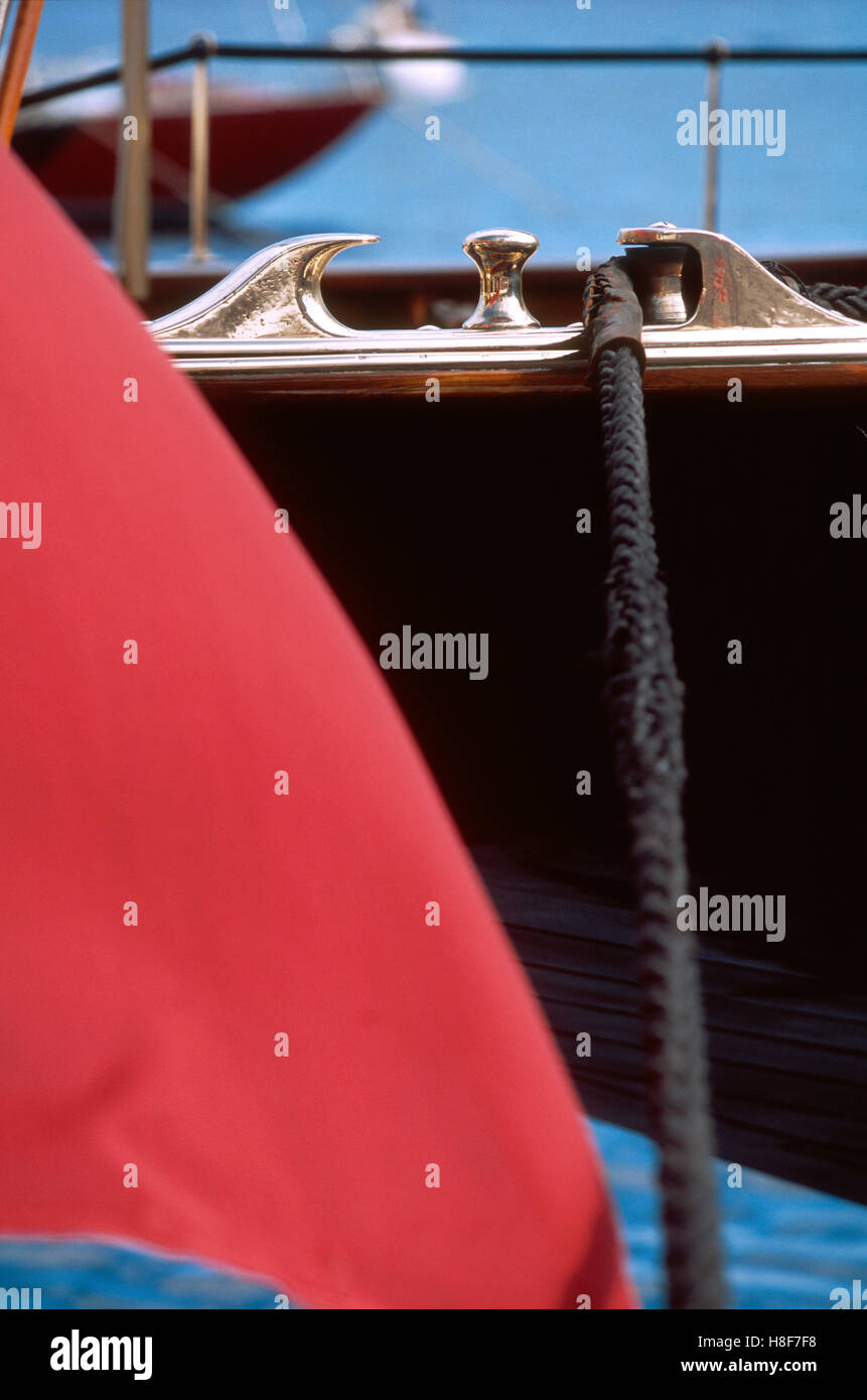 Dettaglio della nave a poppa della cima di ormeggio Foto Stock