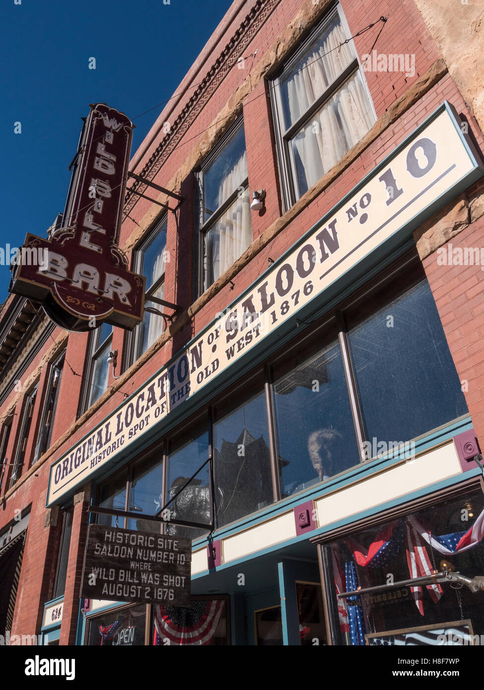 Wild Bill bar e negozi ad abbassare Main Street, Deadwood, South Dakota. Foto Stock