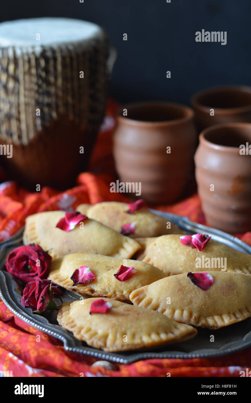 Mawa Gujiya- un Indiano Piumini ripieni fatti sul festival come Holi Foto Stock