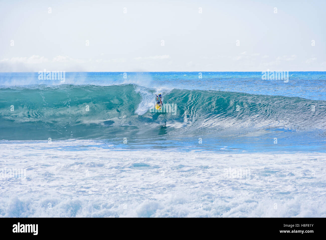 Bodyboarder, Banzai Pipeline, Ehukai Beach Park in Pupukea su Oahu North Shore Hawaii. Foto Stock