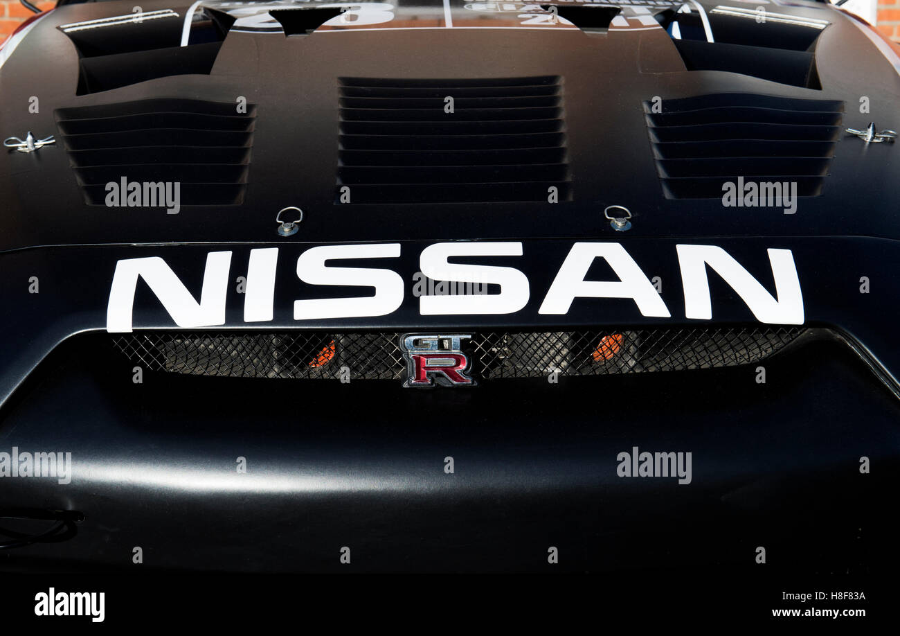 Nissan GTR motorsport auto cofano a Brooklands, Weybridge, Surrey, Inghilterra Foto Stock
