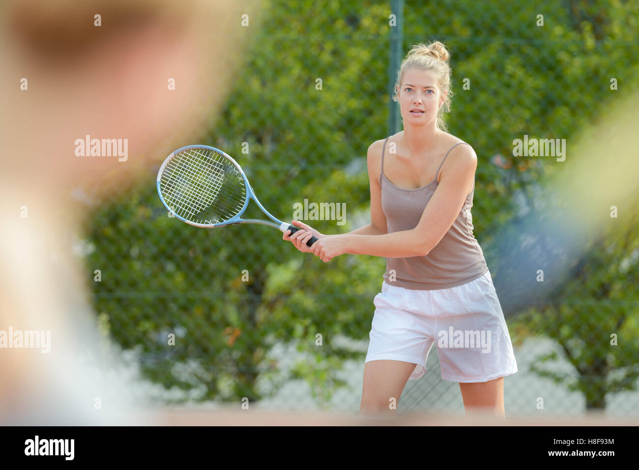 Riproduzione di praticare tennis all' aperto Foto Stock