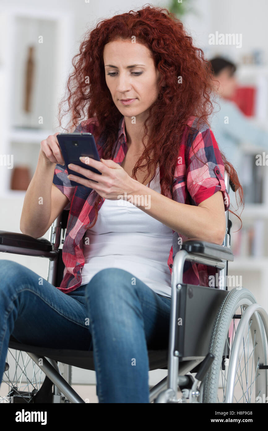 Bella disabili caucasica donna seduta in sedia a rotelle Foto Stock