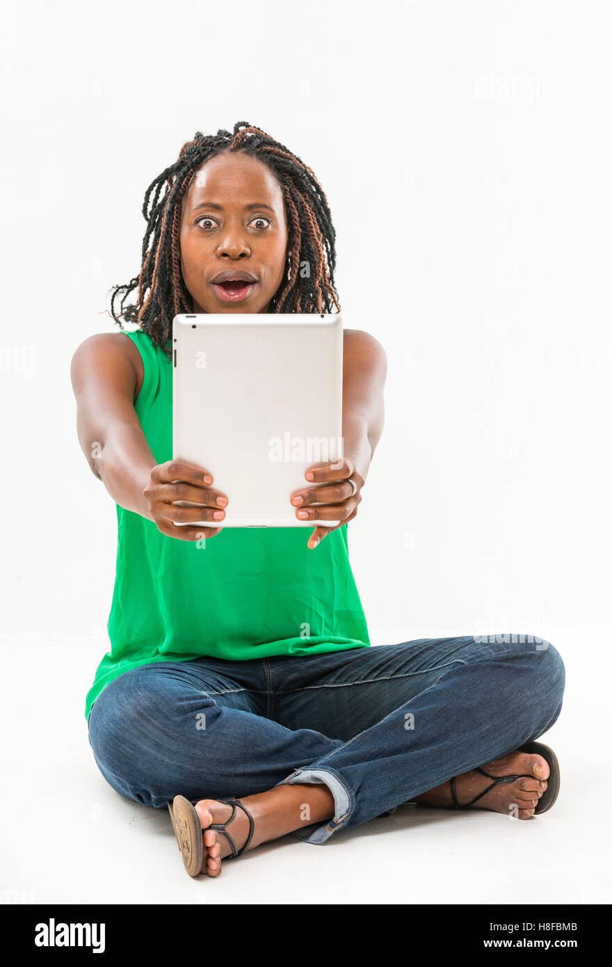 Un Nero donna dello Zimbabwe tenendo fuori un tablet Foto Stock