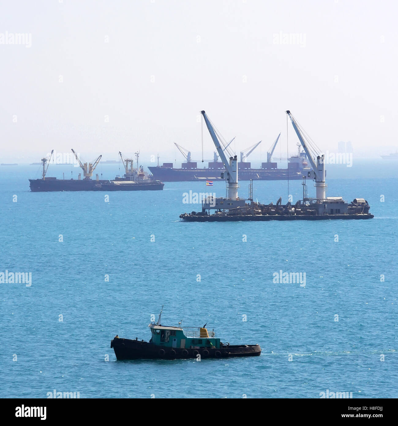Barge nave, nave da carico, oceano nave in mare a Ko Sichang Chonburi, Thailandia Foto Stock