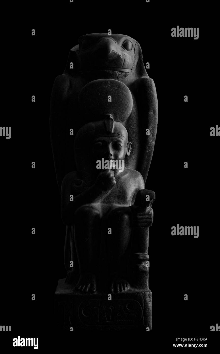 Re Ramses come un bambino con il suo dito posto sulle sue labbra e nel frattempo egli è protetto con grande figura del dio ore. Foto Stock