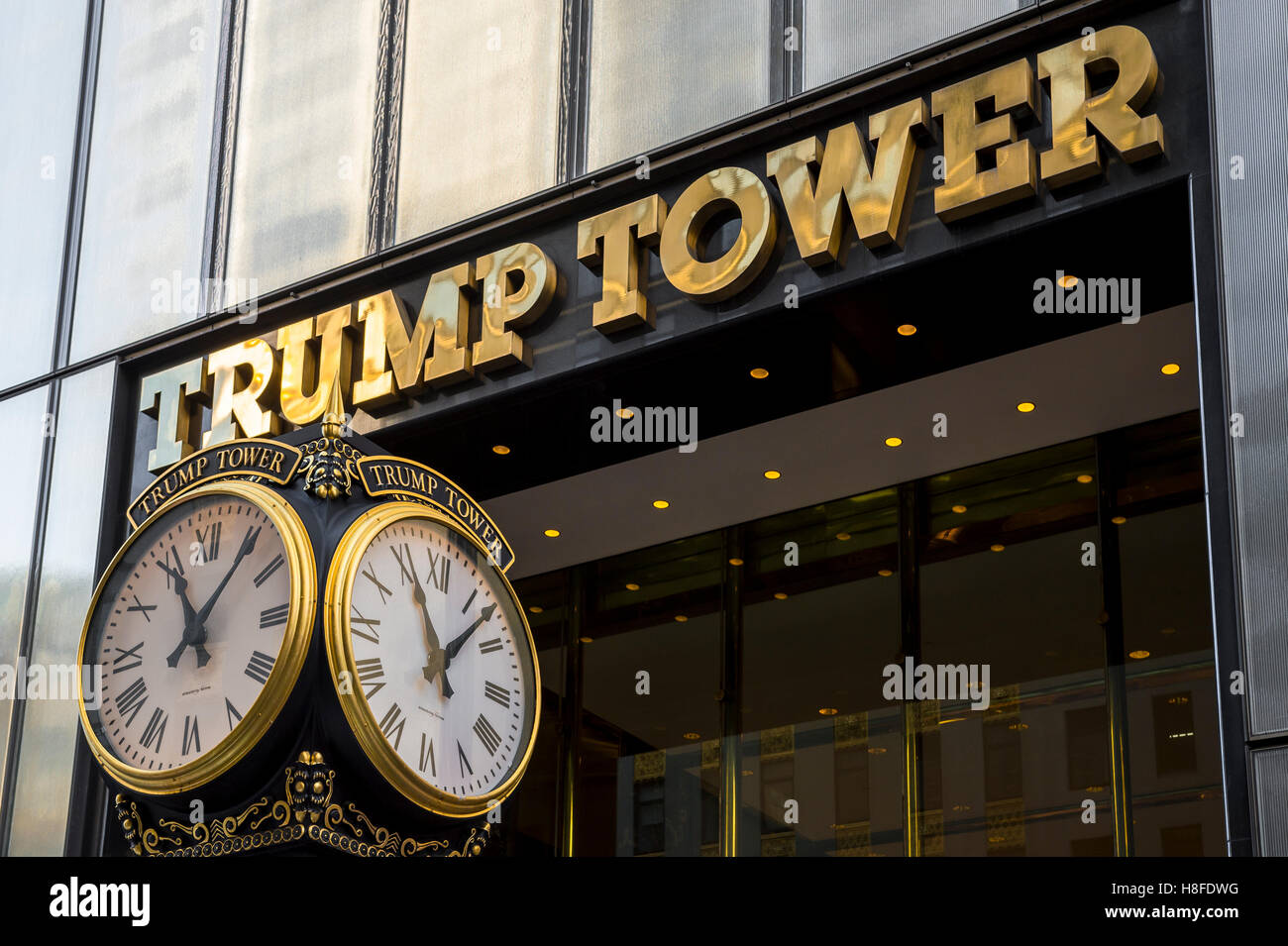 NEW YORK CITY - 3 Settembre 2016: ottone lucidato segno per Trump Tower brilla sopra gli orologi di marca sulla Fifth Avenue. Foto Stock
