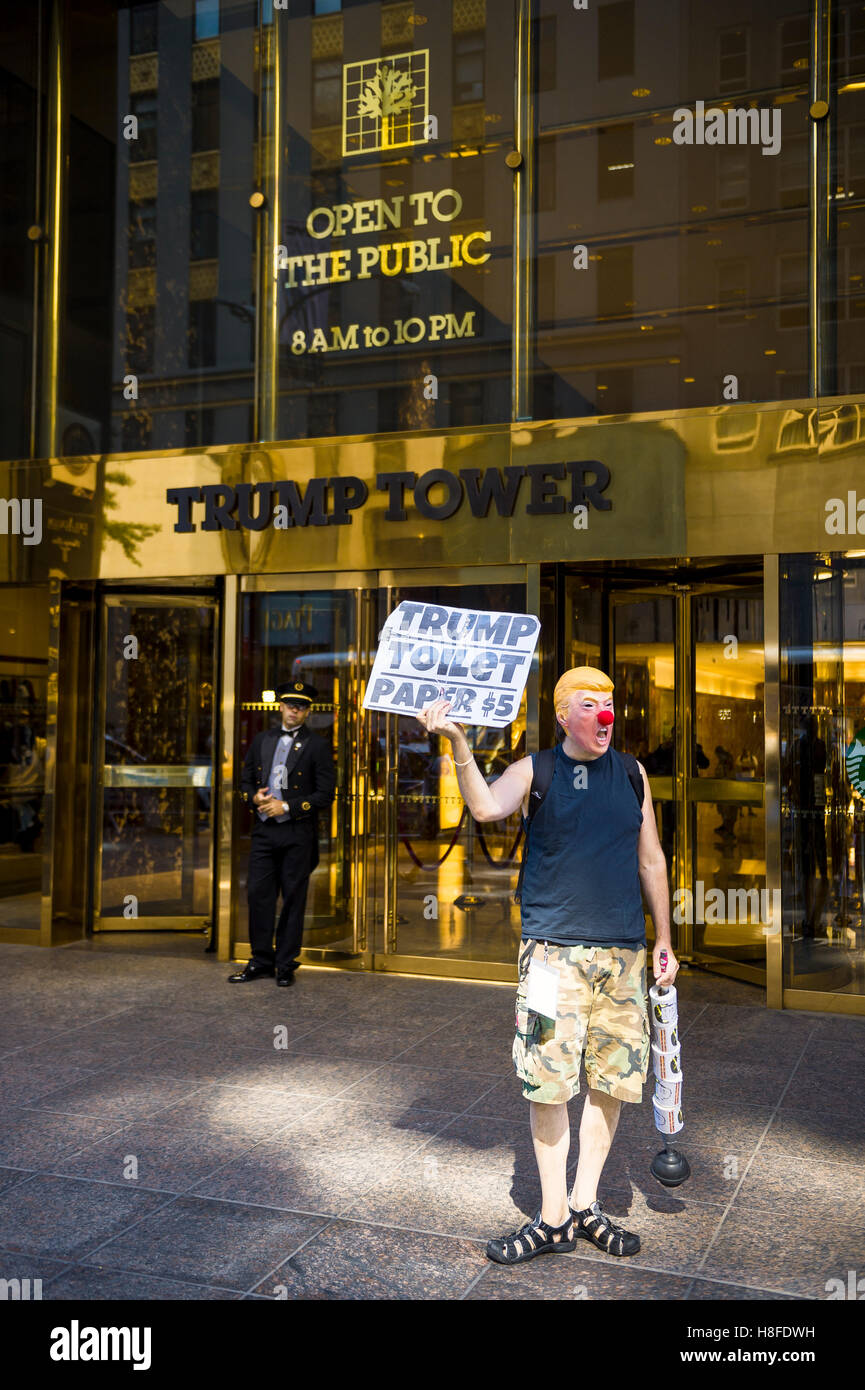 NEW YORK CITY - 3 Settembre 2016: Protestor indossando Donald Trump maschera si trova all'ingresso Trump Tower con un segno. Foto Stock