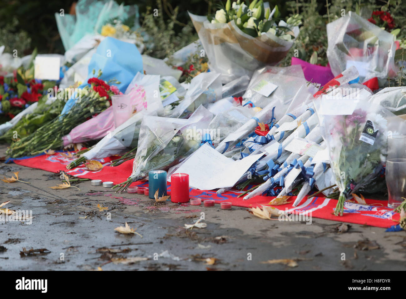 Fiori a sinistra a scena vicino al tram crash a Croydon, Surrey, come l'indagine sull'incidente mortale continua. Foto Stock