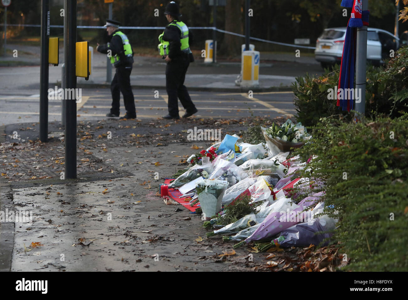 Fiori a sinistra a scena vicino al tram crash a Croydon, Surrey, come l'indagine sull'incidente mortale continua. Foto Stock