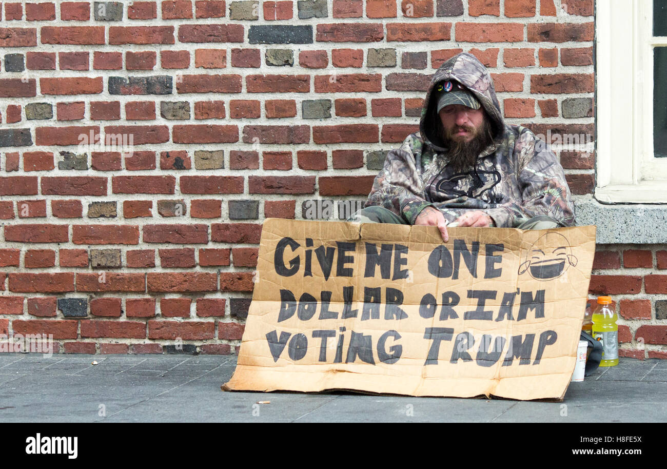 Boston , Massachusetts , USA. Un uomo senza tetto con un segno - "Dammi un dollaro o voto Trump' Foto Stock